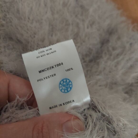 Mo-No-Ha Grey Fuzzy Eyelash Knit Cropped Sweater "Size Free" (Best Fits XS) - Picture 5 of 10